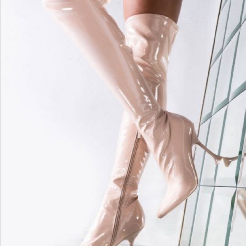 AZALEA WANG AIM STRAIGHT FOR THE KISSER STILETTO BOOT IN NUDE EUC